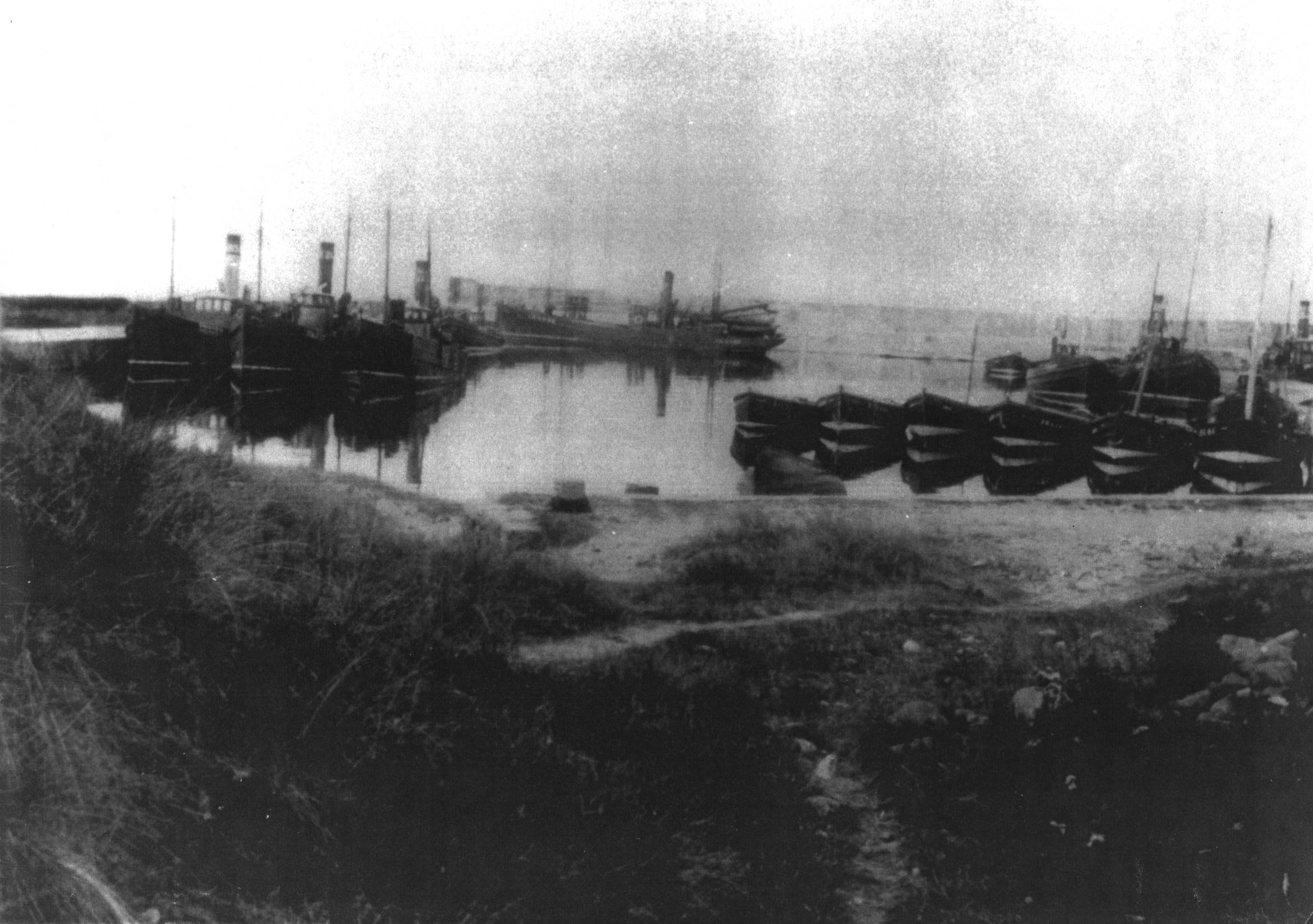 1930 - Drifters & Haddock boats in Harbour