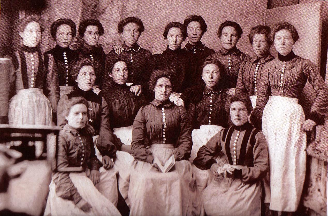 1905 Hopeman girls in stromness